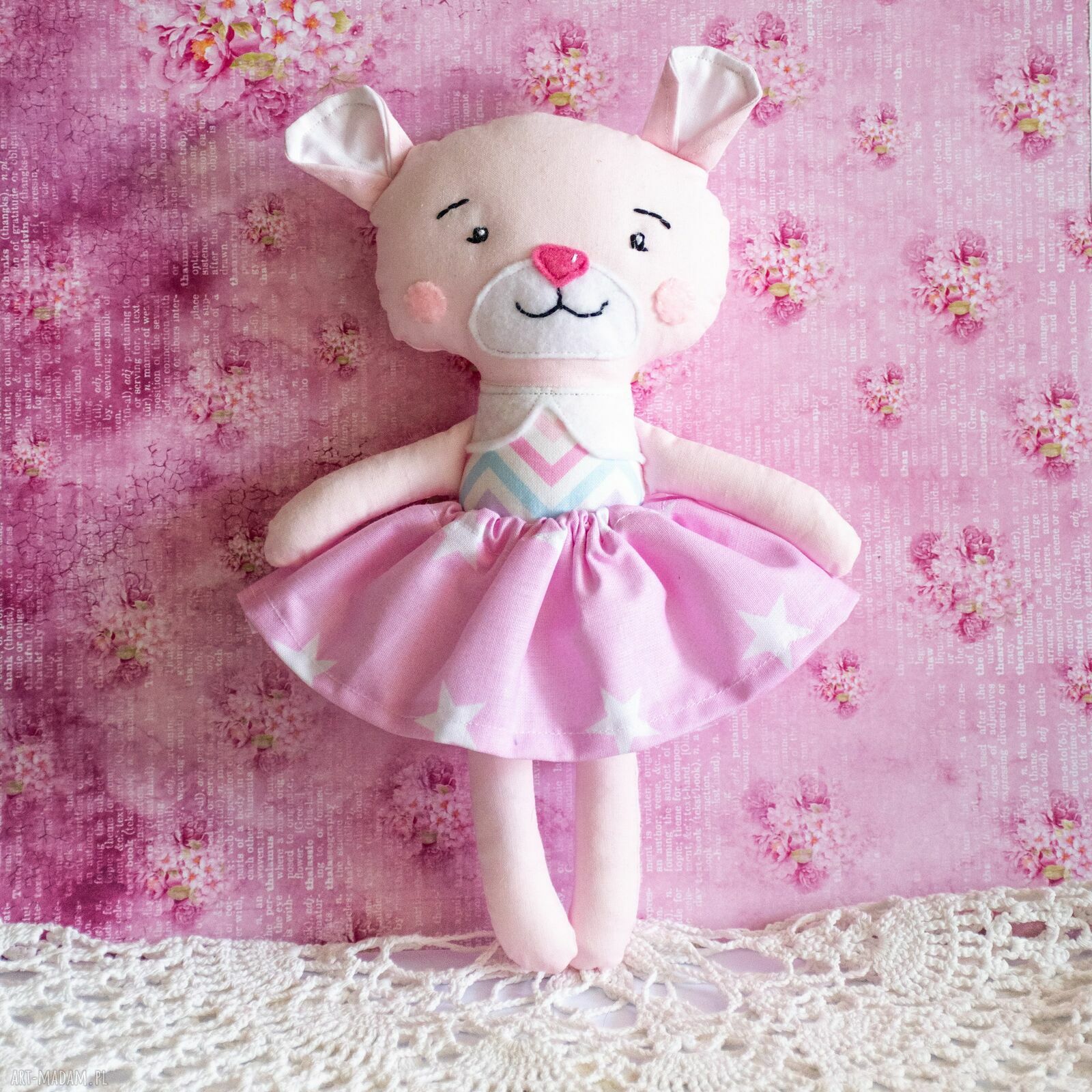 Miś maluszek Lusia 23 cm - romantyczna maskotka na chrzest