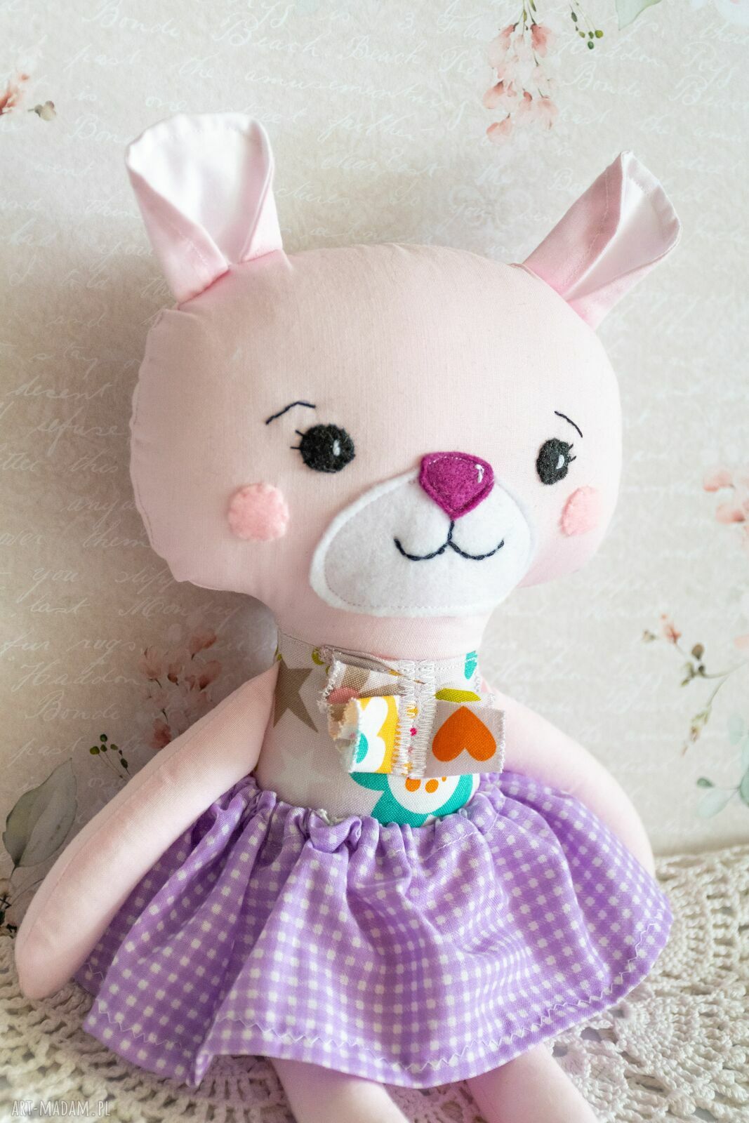 Miś średni Julka 32 cm - romantyczna maskotka handmade dla dziecka