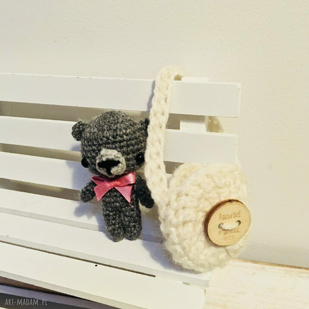 Miś w torebce dla lalki - handmade szaro-biały akryl (ok. 6 cm)