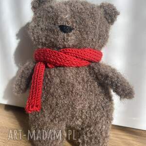 mały miś dziergany ręcznie z szalikiem - 22-23 cm