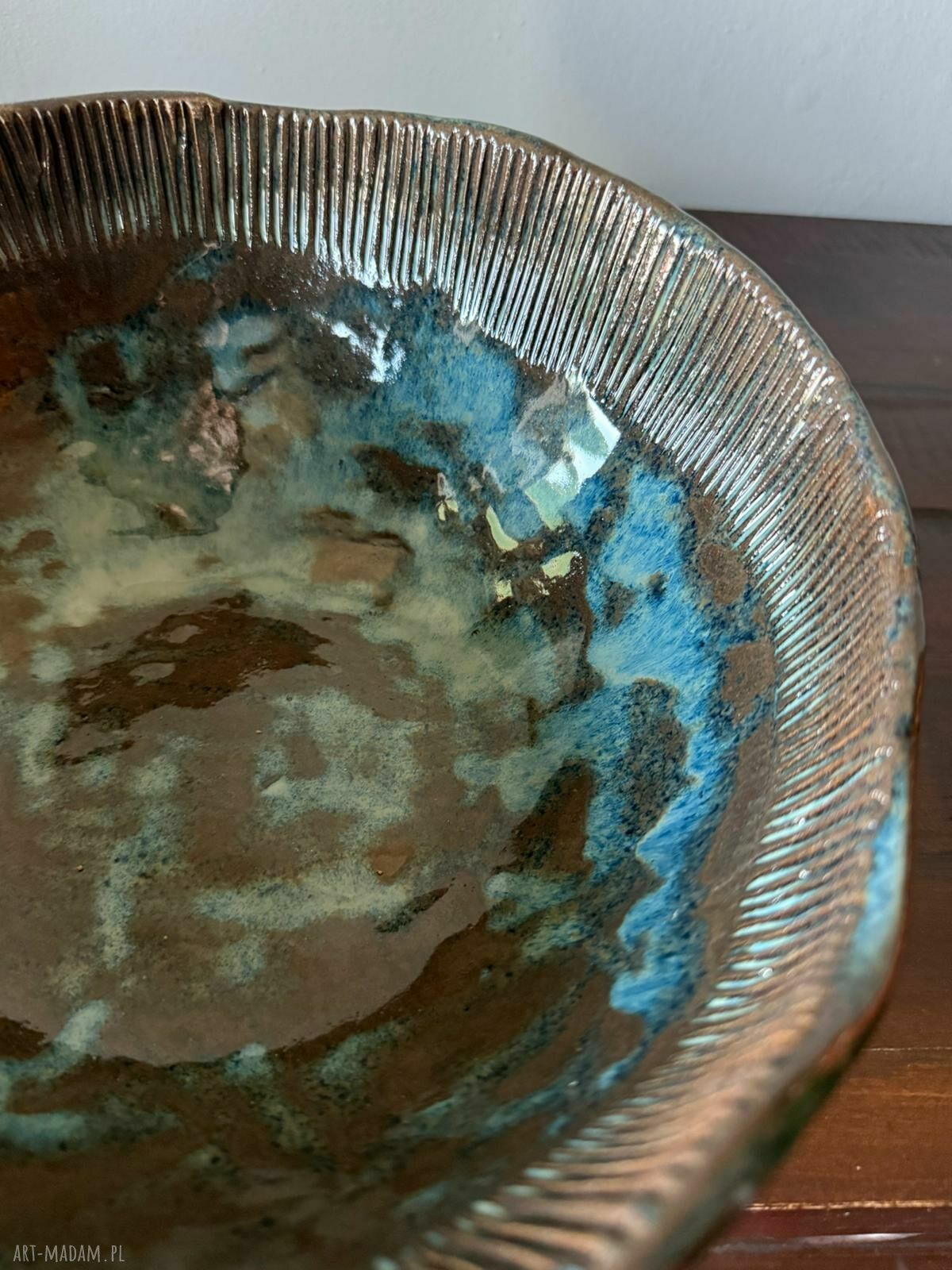 Misa ceramiczna z kolekcji Deep Line - ręcznie rzeźbiona, niebiesko-brązowa