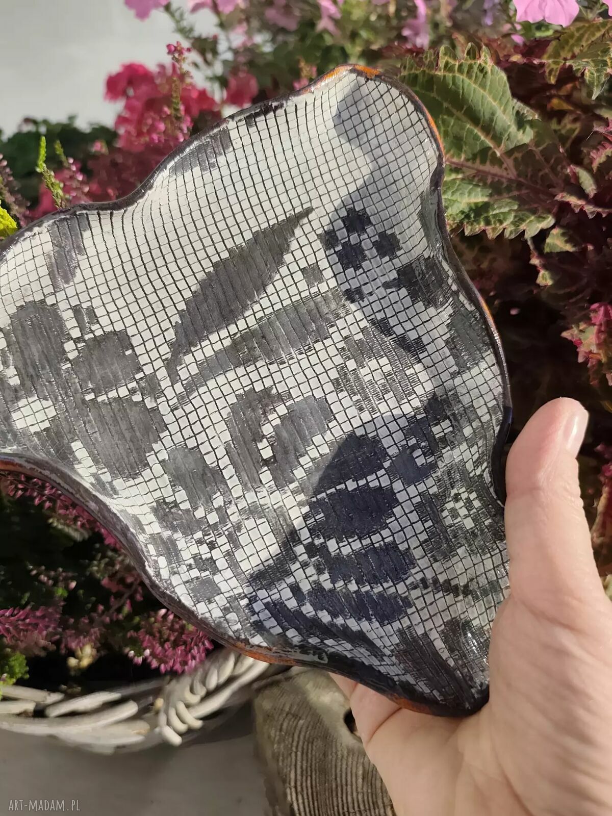 Misa ceramiczna na nóżkach z koronkowym wzorem