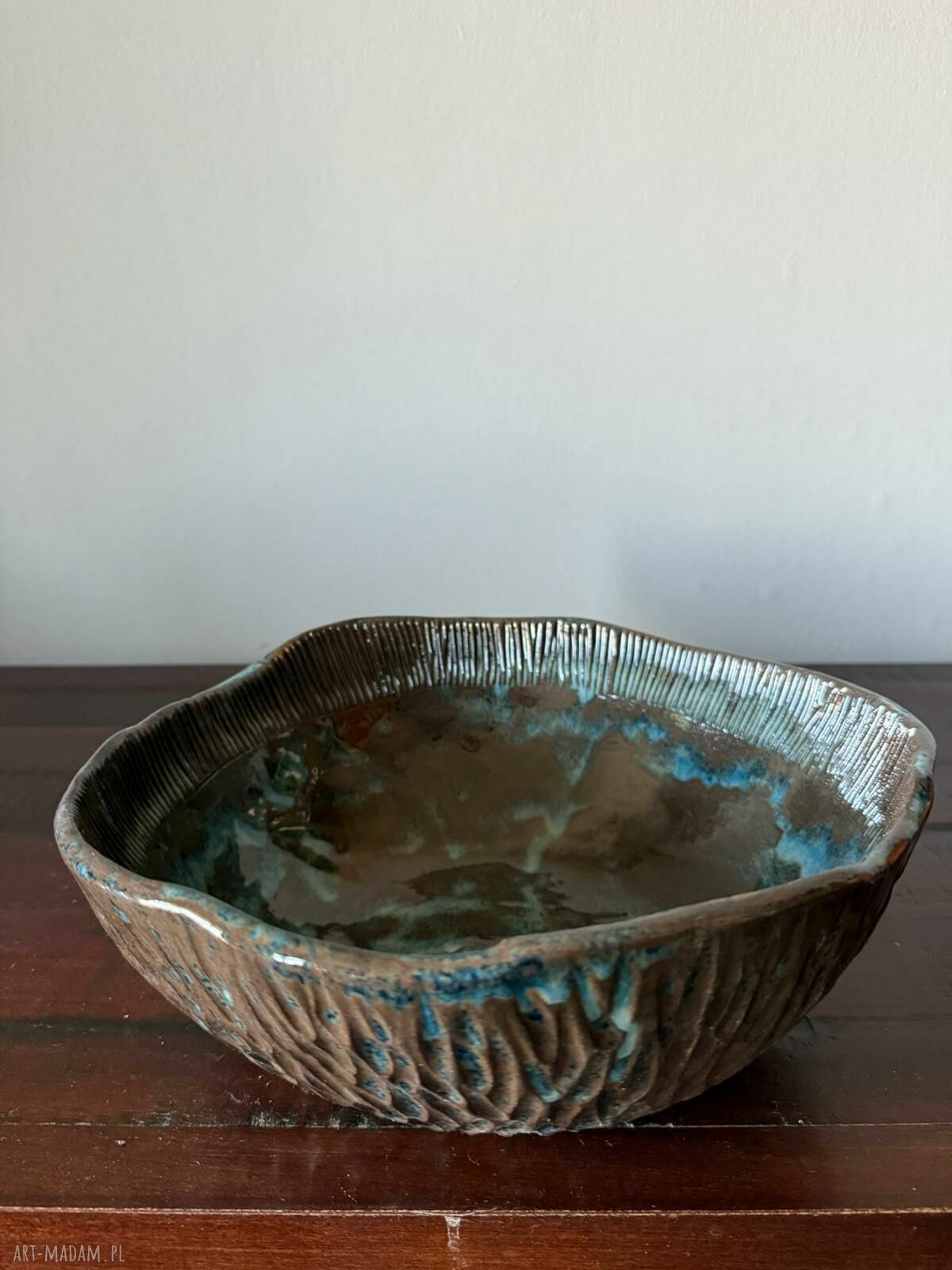 Misa ceramiczna z kolekcji Deep Line - ręcznie rzeźbiona, niebiesko-brązowa