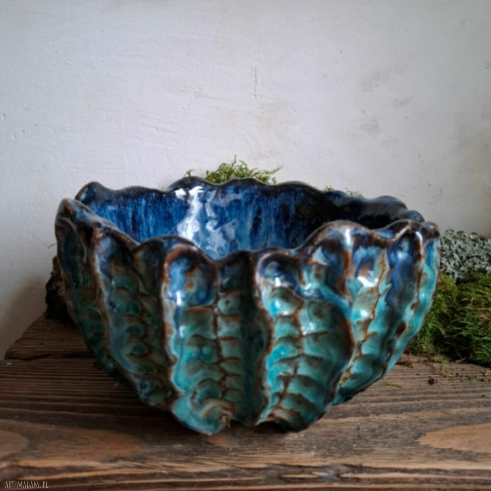 Misa ceramiczna - Ciemna muszla, ręcznie lepiona (19 cm) - pomysł na prezent