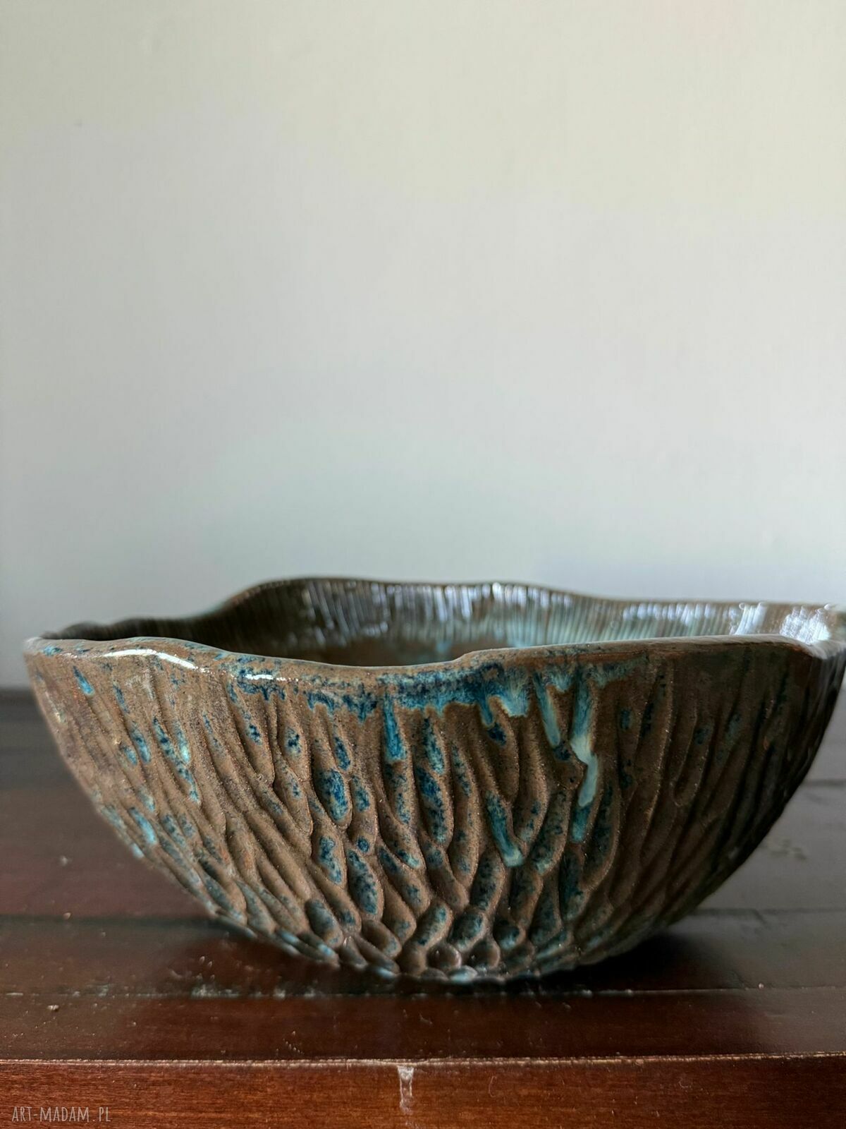 Misa ceramiczna z kolekcji Deep Line - ręcznie rzeźbiona, niebiesko-brązowa