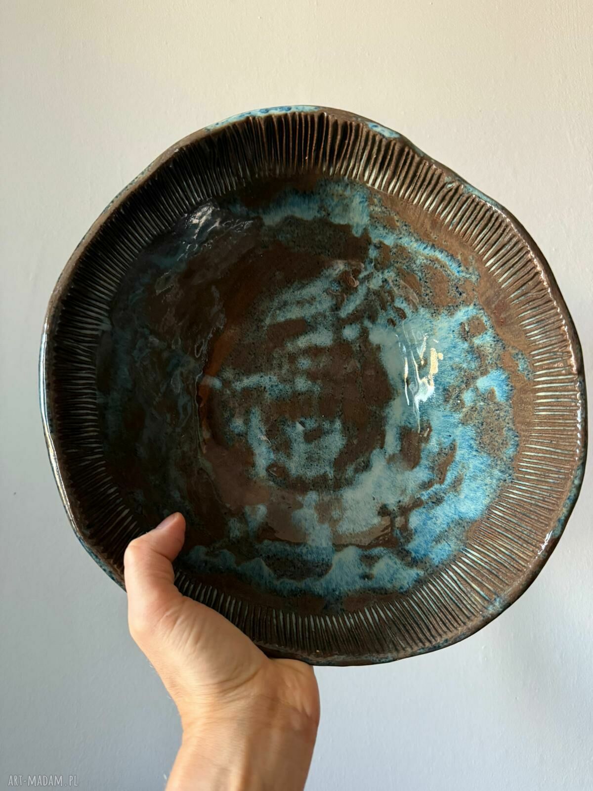 Misa ceramiczna z kolekcji Deep Line - ręcznie rzeźbiona, niebiesko-brązowa