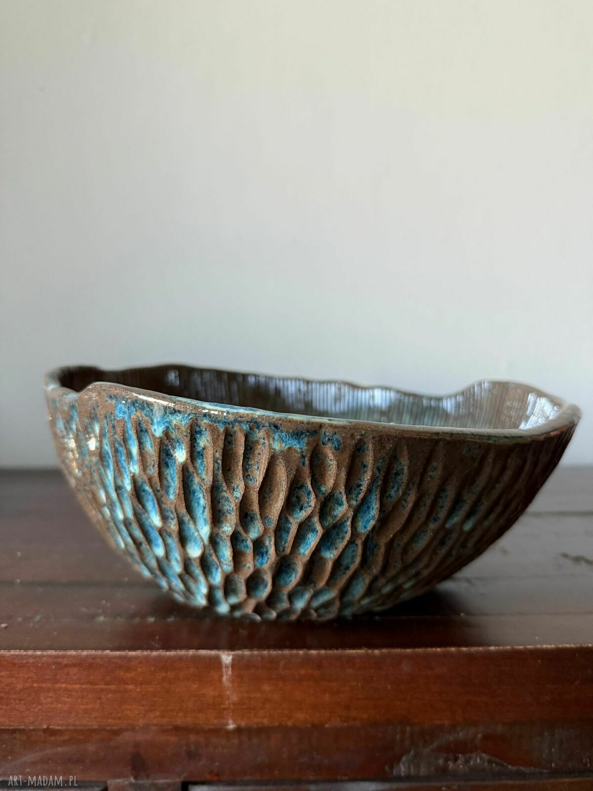 Misa ceramiczna z kolekcji Deep Line - ręcznie rzeźbiona, niebiesko-brązowa