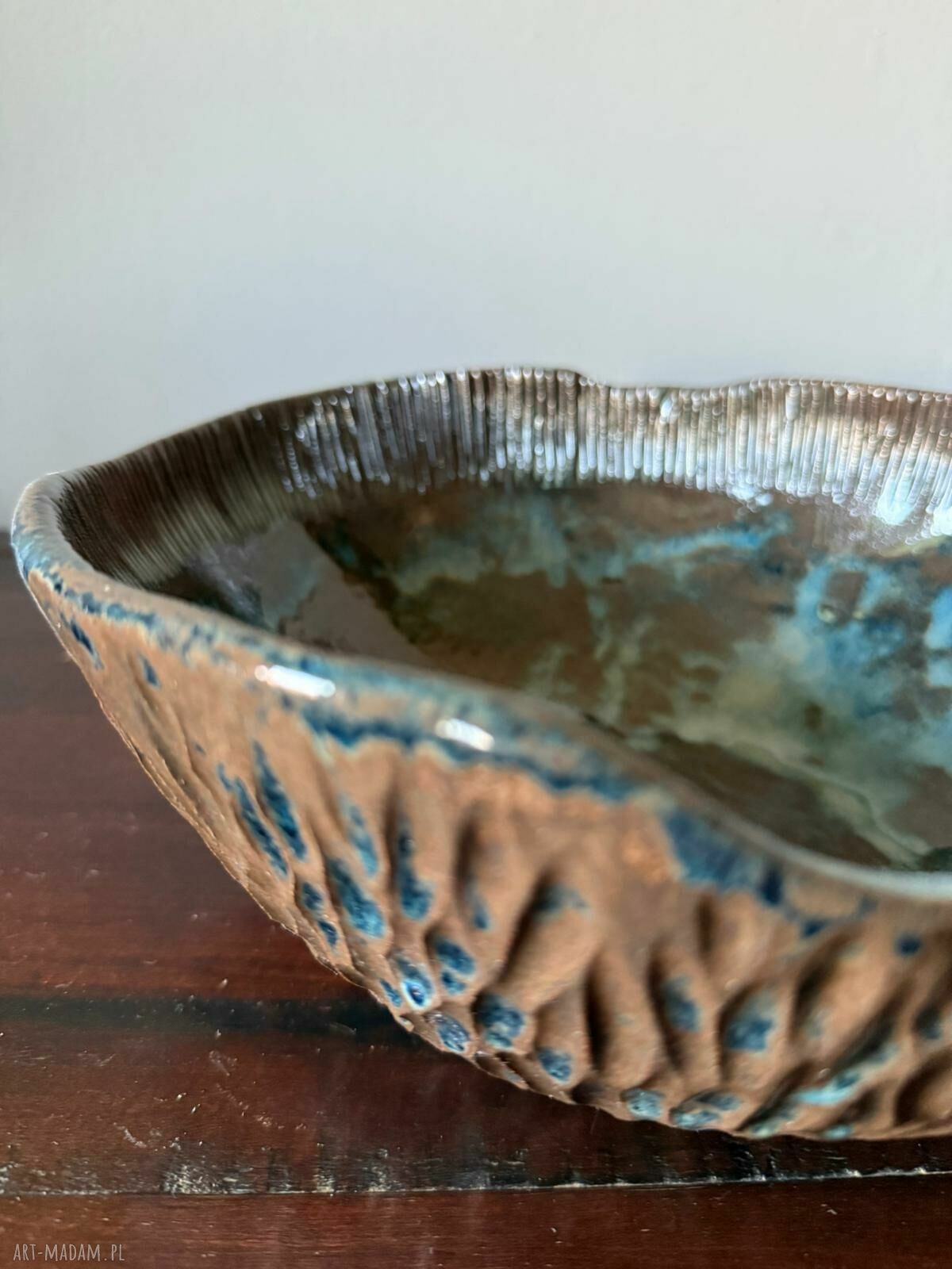 Misa ceramiczna z kolekcji Deep Line - ręcznie rzeźbiona, niebiesko-brązowa