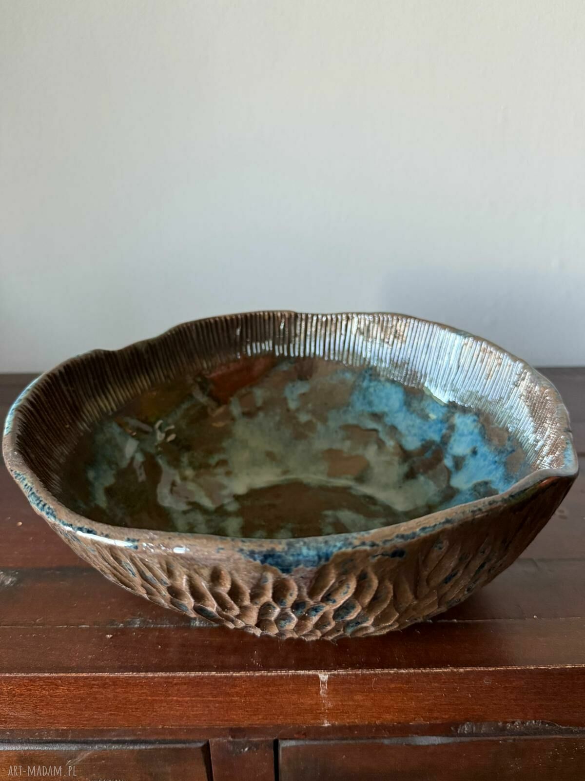 Misa ceramiczna z kolekcji Deep Line - ręcznie rzeźbiona, niebiesko-brązowa