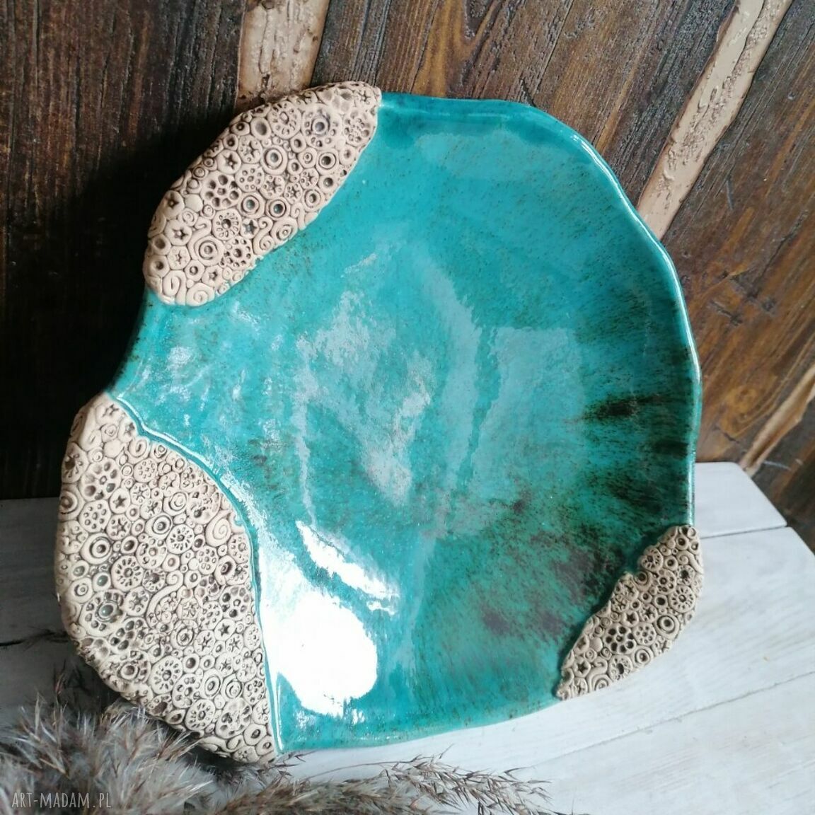 Patera i misa ceramiczna z rzeźbionym ornamentem morskim