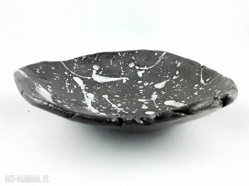 Miseczka ceramiczna z czarnej gliny z białą angobą