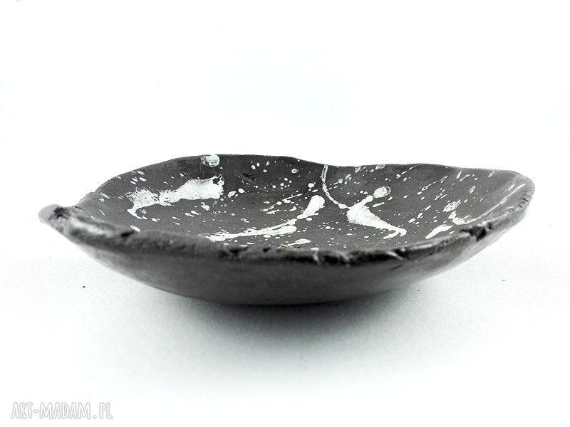 Miseczka ceramiczna z czarnej gliny z białą angobą