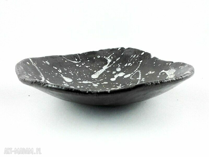 Miseczka ceramiczna z czarnej gliny z białą angobą
