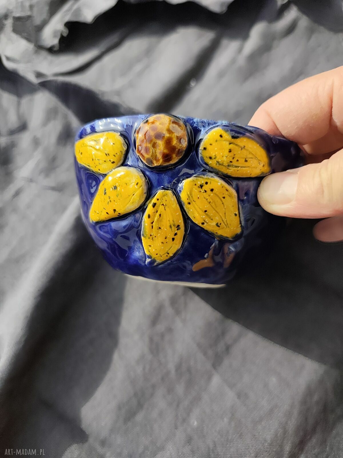 Miseczka ceramiczna na orzeszki z urocza żabką - rękodzieło