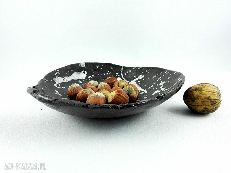 Miseczka ceramiczna z czarnej gliny z białą angobą