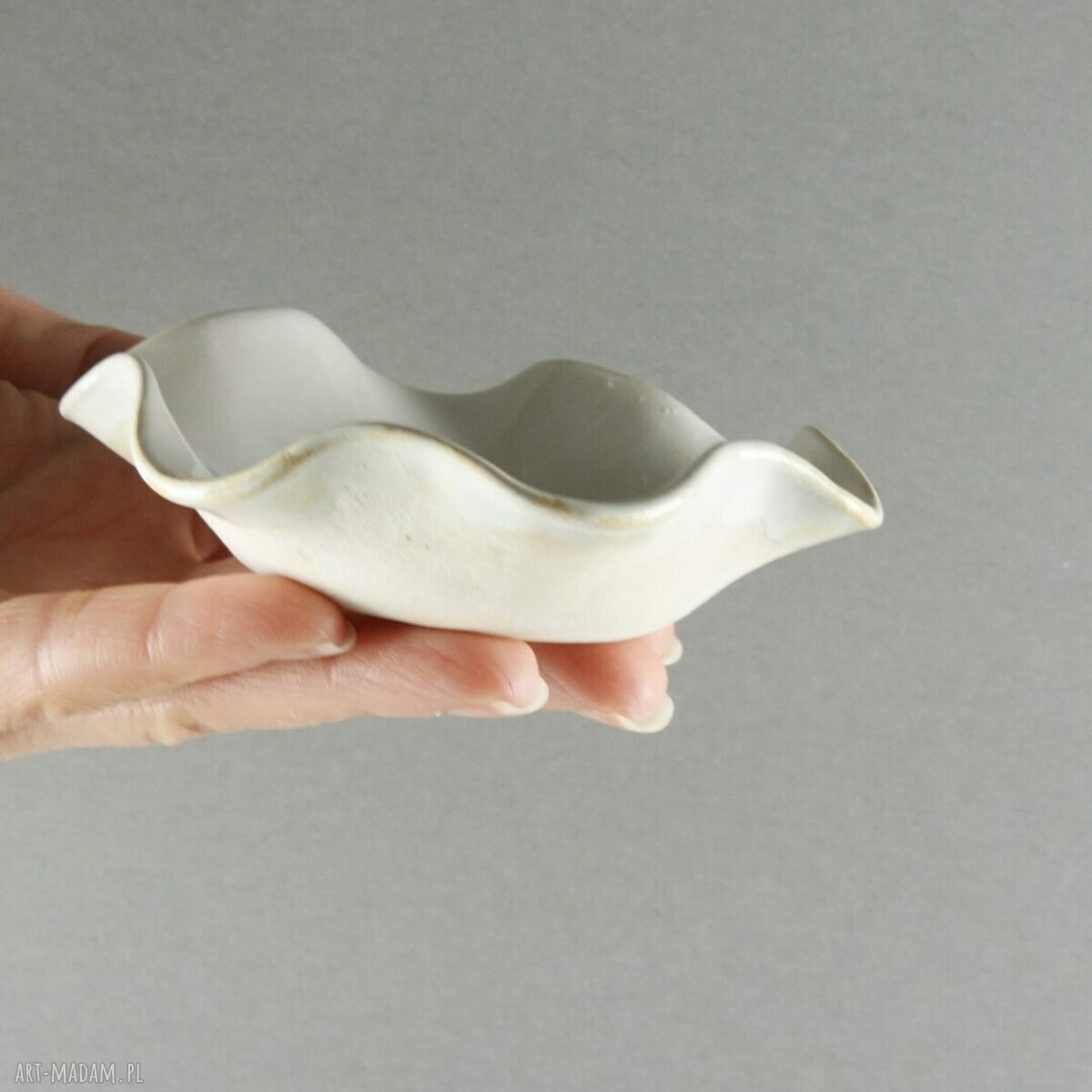 Ręcznie lepiona miseczka ceramiczny kwiatek - talerzyk na biżuterię i świeczkę