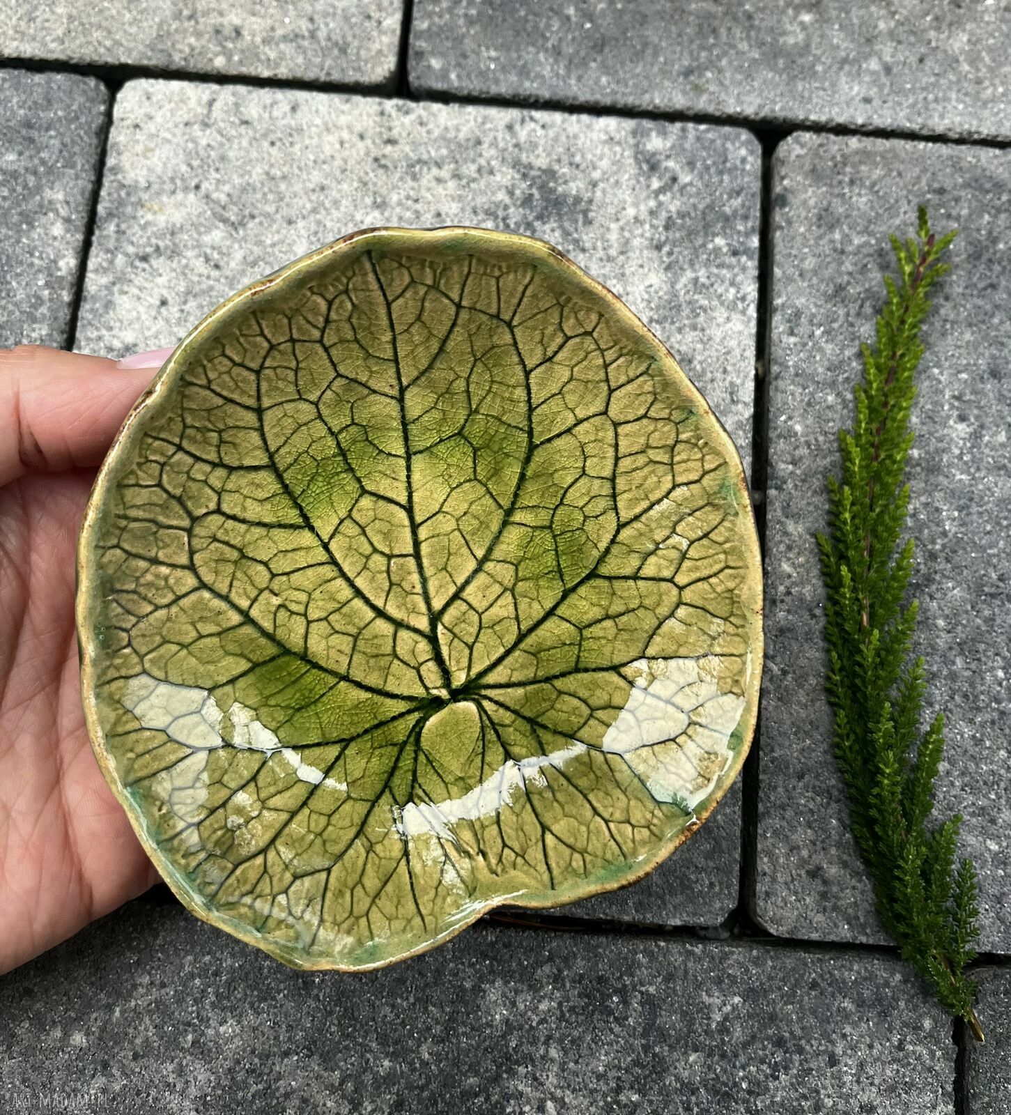 Ceramiczna miseczka mały łopian - dekoracyjny talerzyk na biżuterię