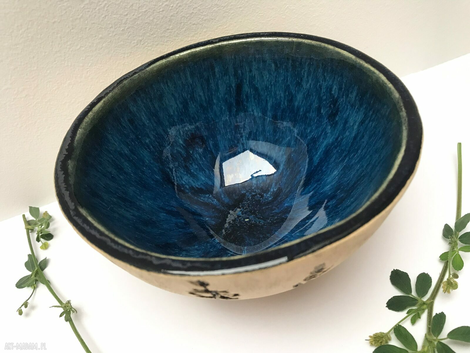Ceramiczna miseczka z odbiciem polnych roślin