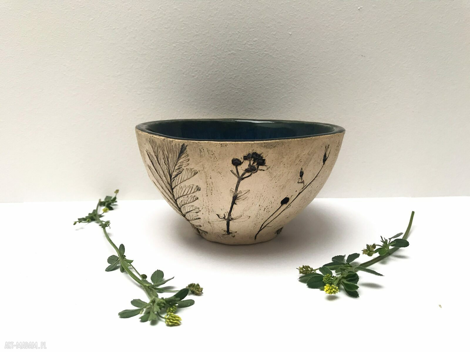 Ceramiczna miseczka z odbiciem polnych roślin
