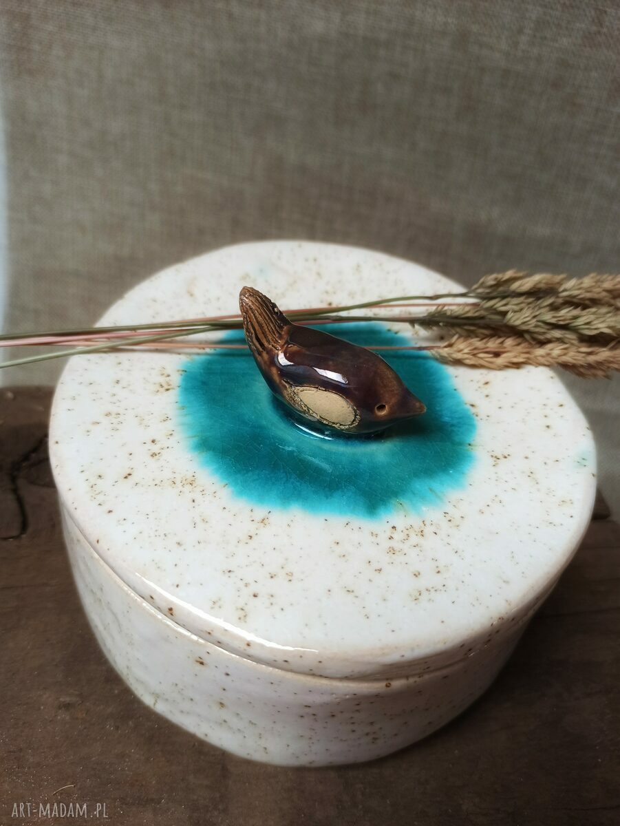 Miseczka-szkatułka na biżuterię z ceramiczną przykrywką i ptaszkiem