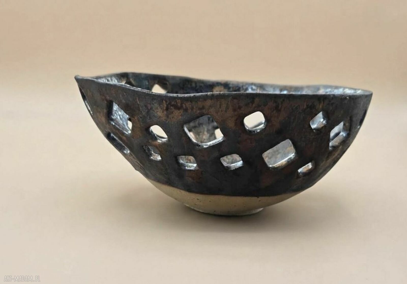 Metaliczna miska ceramiczna z ażurowym wzorem