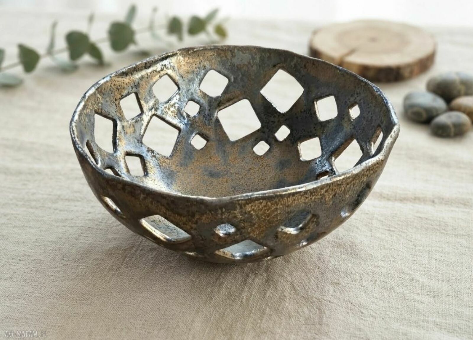 Metaliczna miska ceramiczna z ażurowym wzorem