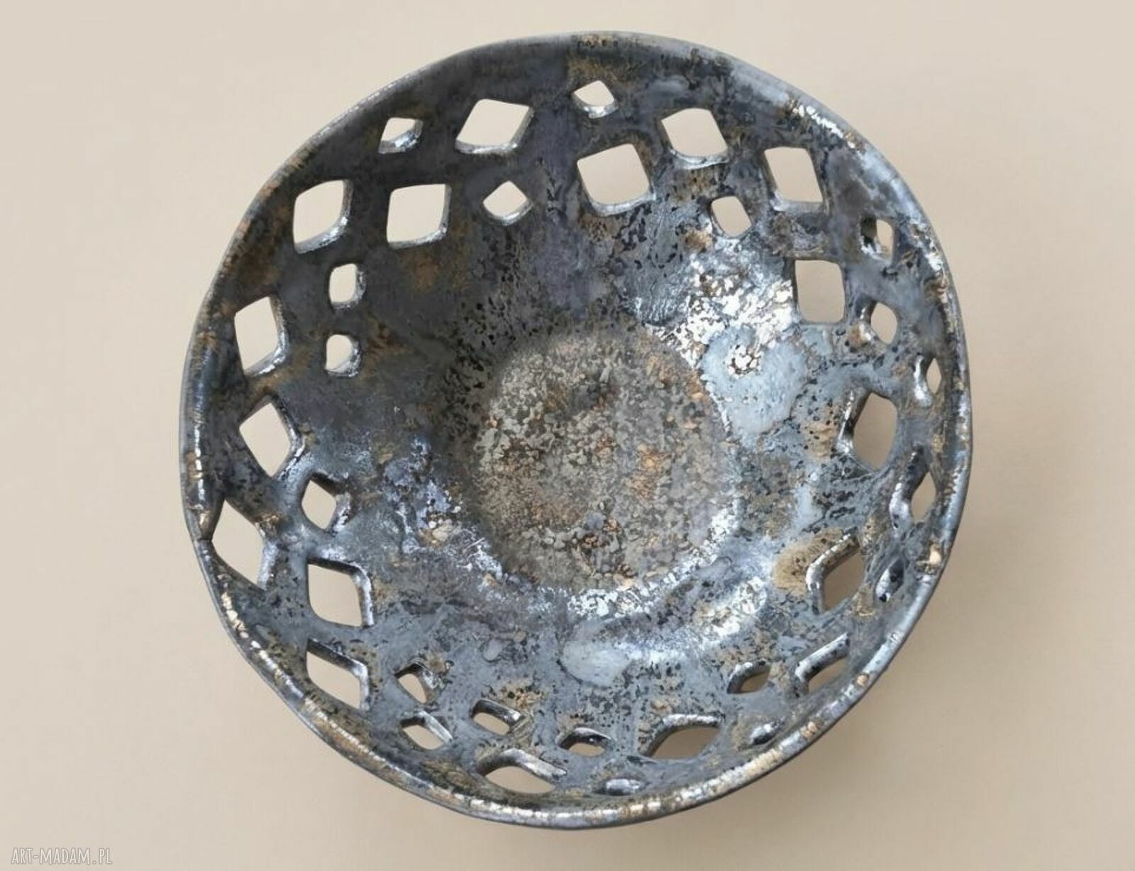 Metaliczna miska ceramiczna z ażurowym wzorem