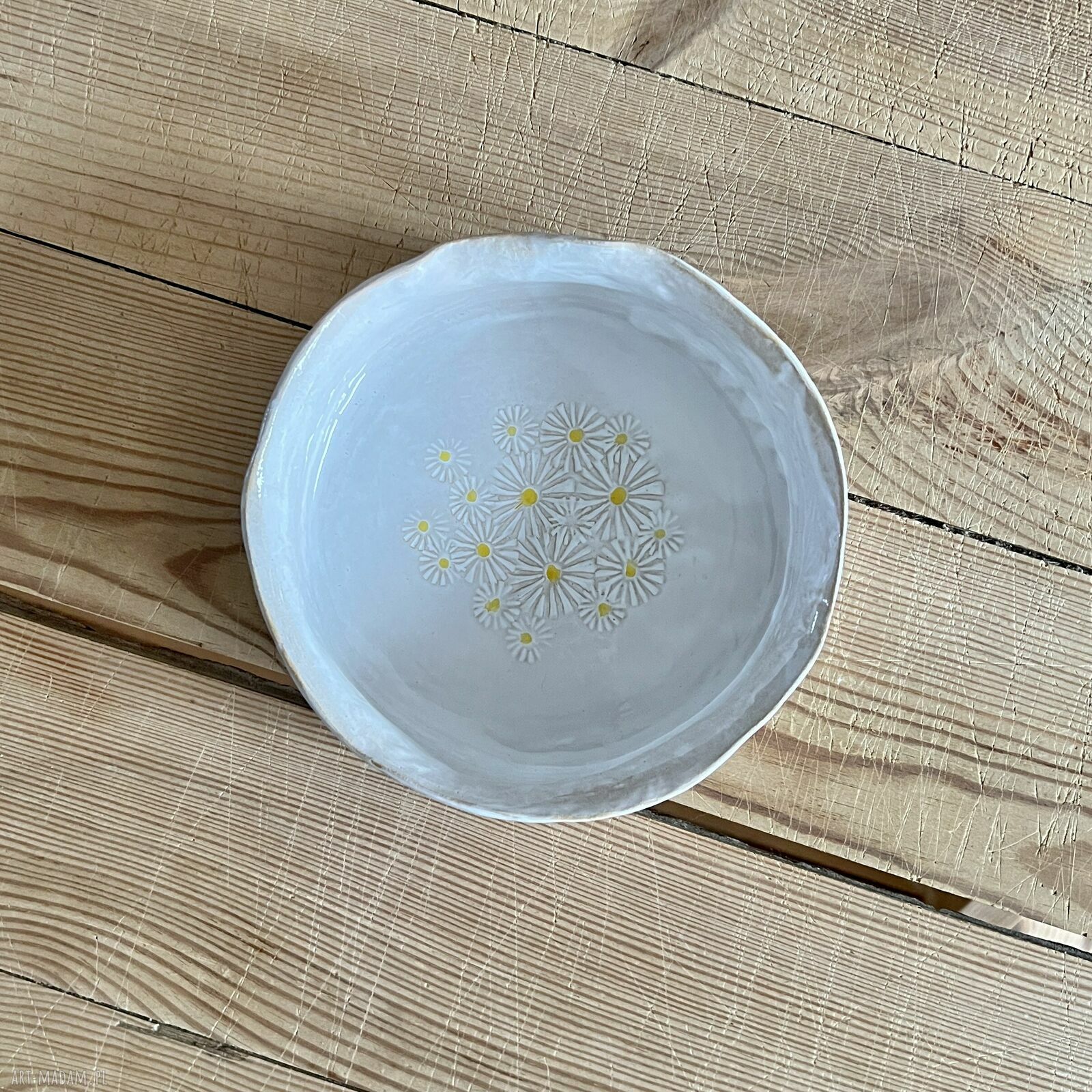 Biała miska ceramiczna w stokrotki do serwowania