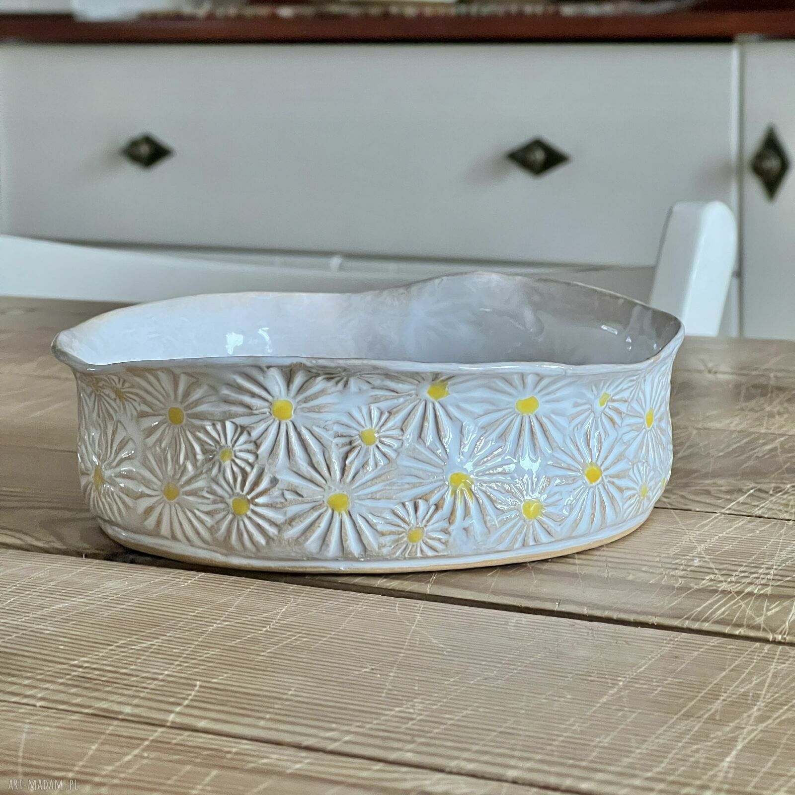 Biała miska ceramiczna w stokrotki do serwowania