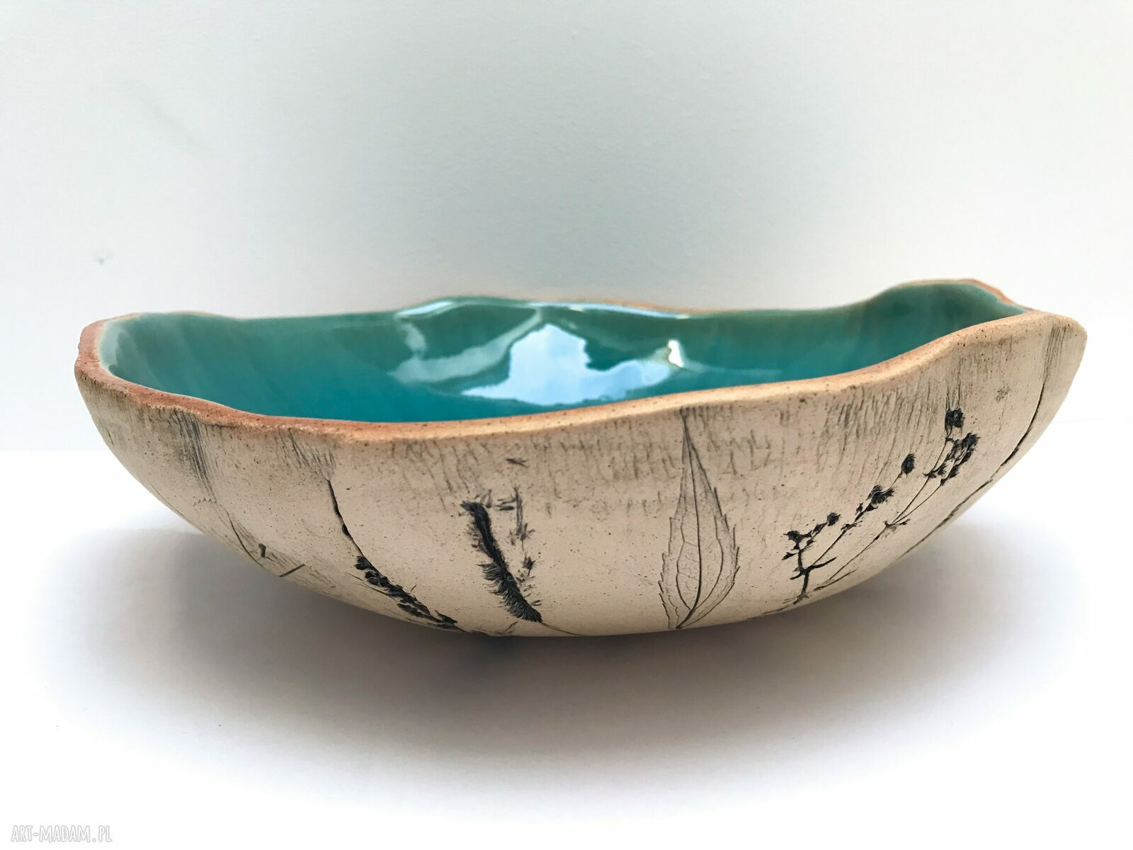 Ceramiczna miska z polnymi roślinami