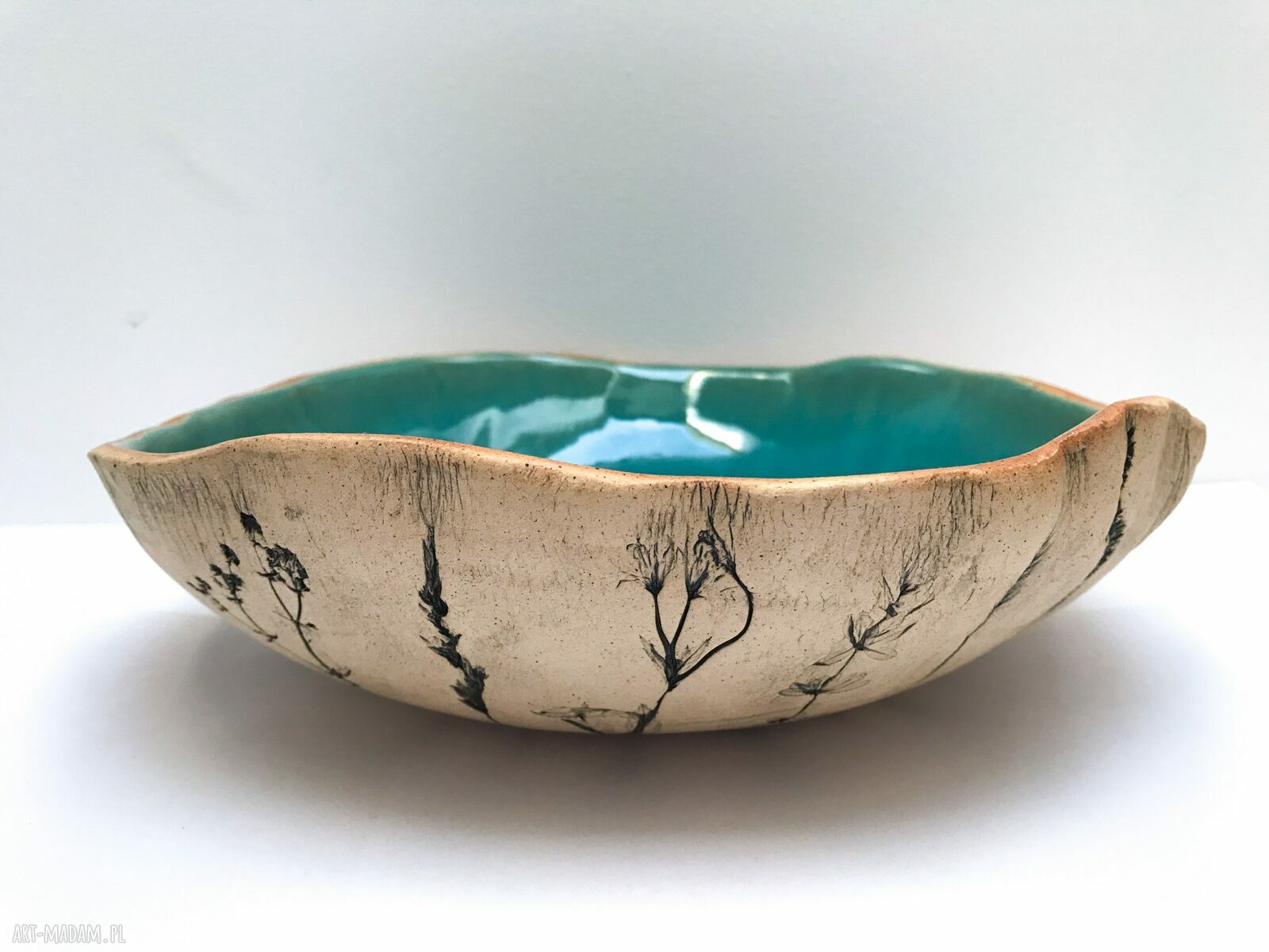 Ceramiczna miska z polnymi roślinami