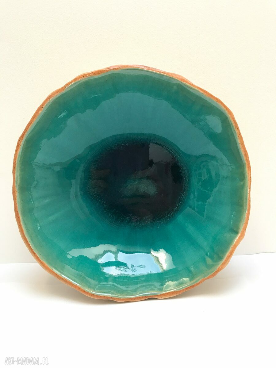 Ceramiczna miska z polnymi roślinami