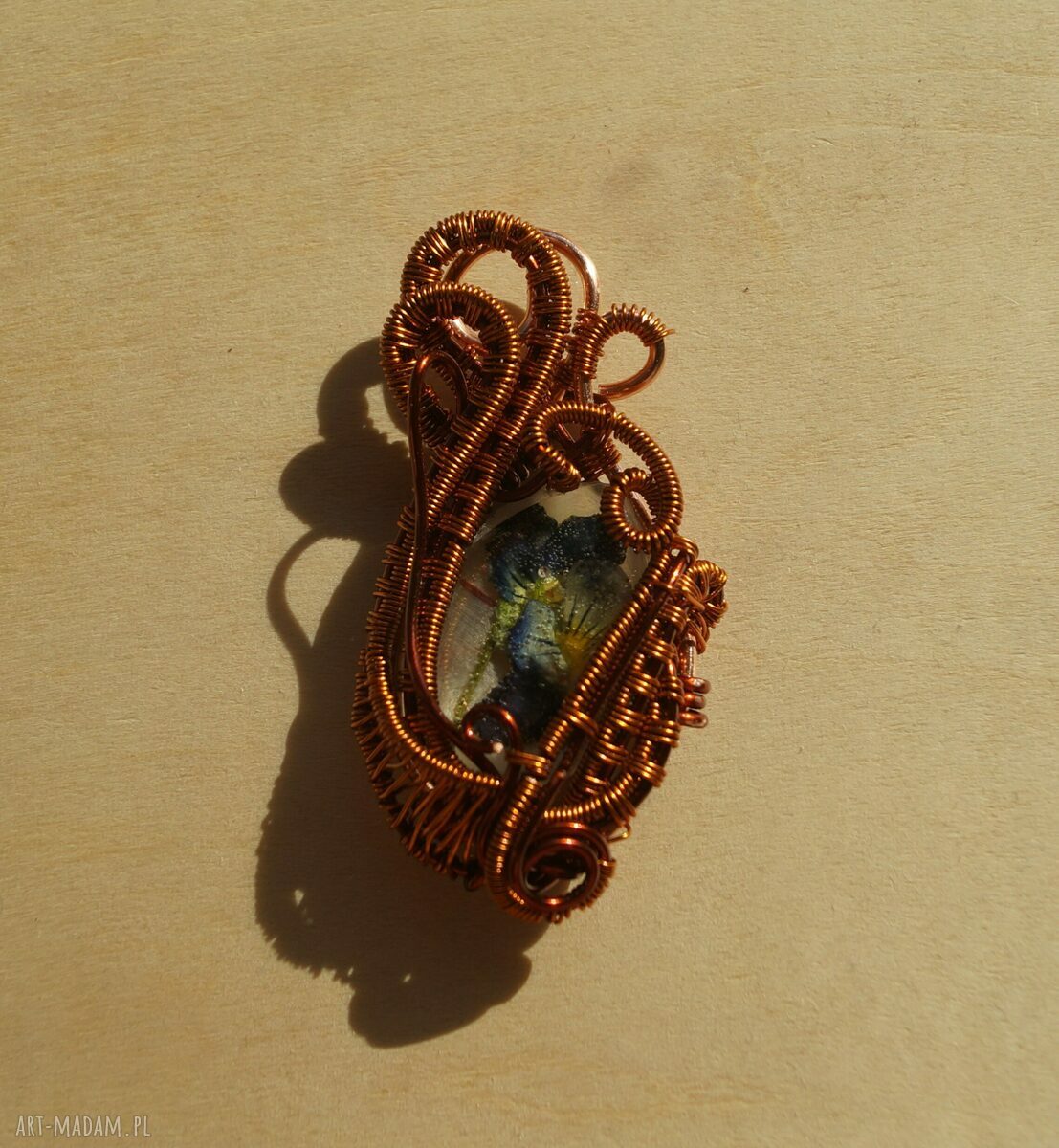 wisiorki: Misterny Fiołek zawieszka z żywicy i miedzi ręcznie wykonane