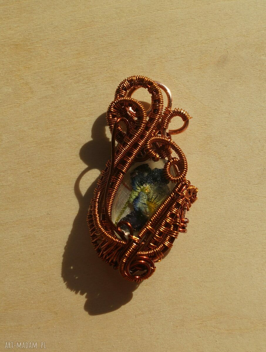 wisiorki: Misterny Fiołek zawieszka z żywicy i miedzi ręcznie wykonane