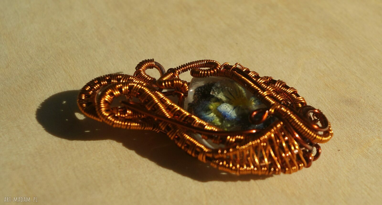 wisiorki: Misterny Fiołek zawieszka z żywicy i miedzi ręcznie wykonane