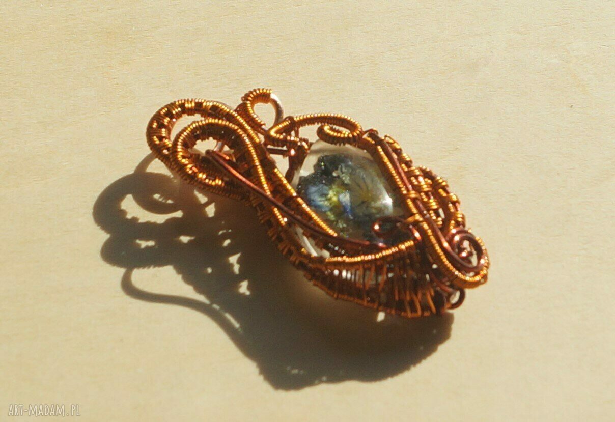 wisiorki: Misterny Fiołek zawieszka z żywicy i miedzi ręcznie wykonane