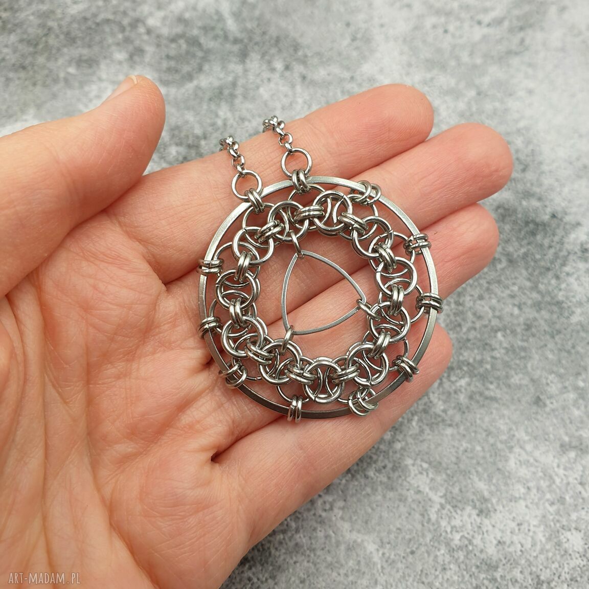 Mistyczny medalion chainmaille - naszyjnik słowiański dla kobiet
