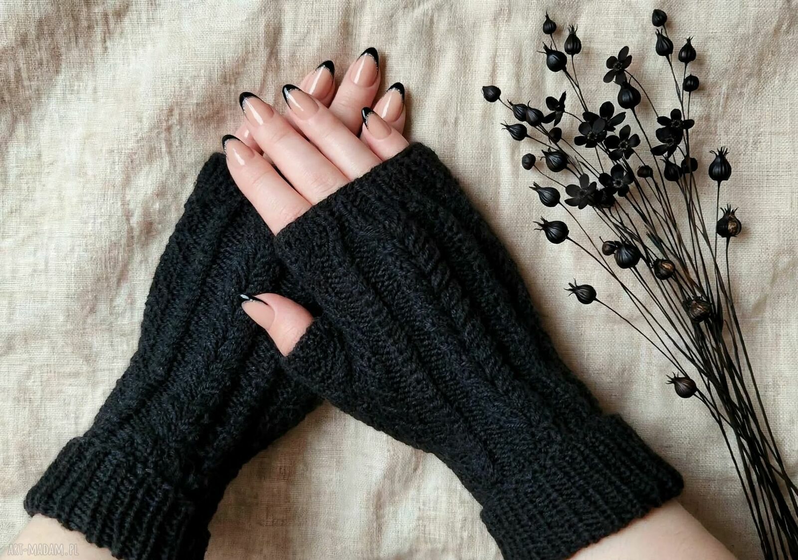 Czarne mitenki damskie z wełny merino - rękodzieło Foxy Knit