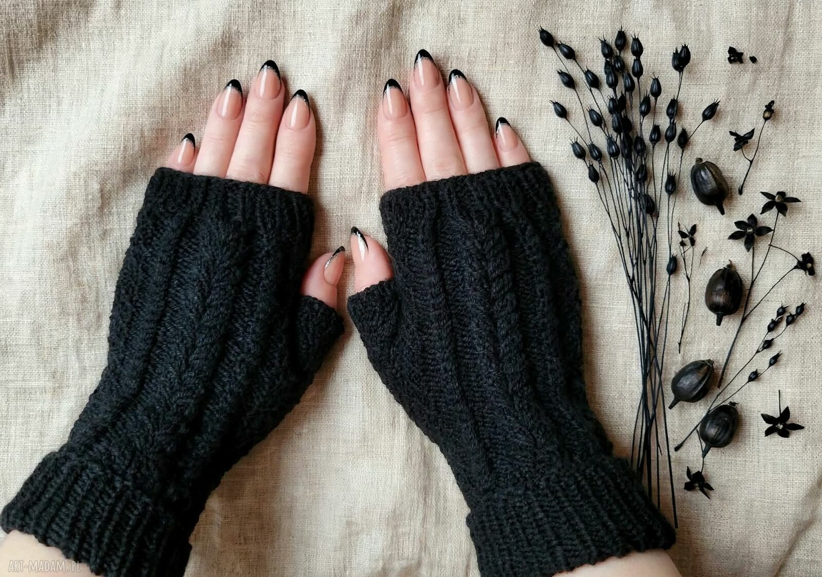 Czarne mitenki damskie z wełny merino - rękodzieło Foxy Knit