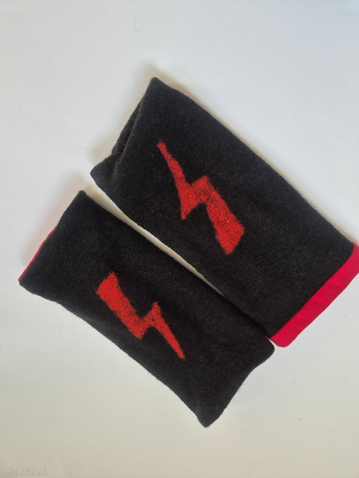 Ciepłe czarne mitenki z filcowanej wełny merynosów - handmade