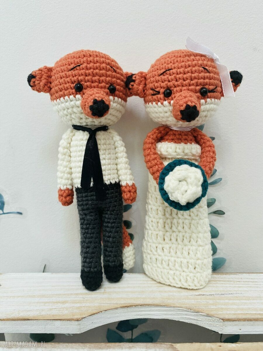 Młoda Para liski - szydełkowe maskotki ślubne handmade jako prezent i pamiątka