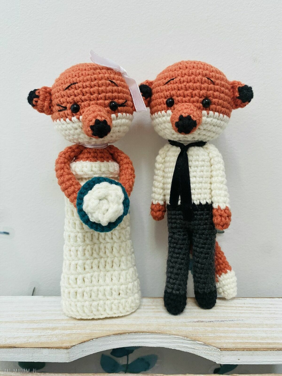 Młoda Para liski - szydełkowe maskotki ślubne handmade jako prezent i pamiątka