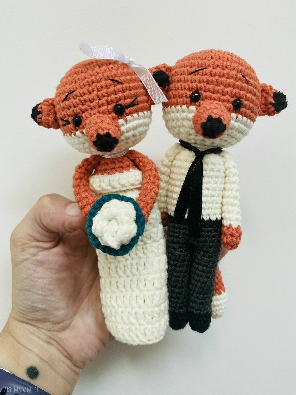 Młoda Para liski - szydełkowe maskotki ślubne handmade jako prezent i pamiątka