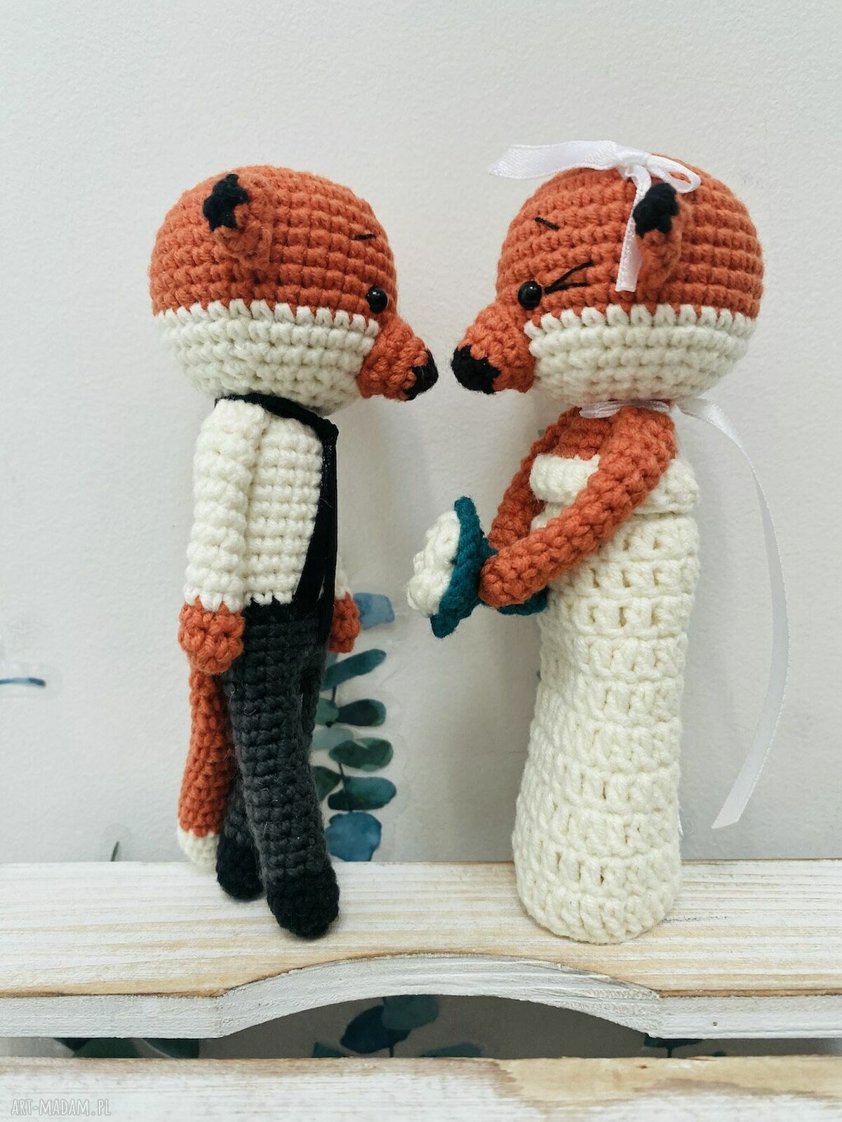 Młoda Para liski - szydełkowe maskotki ślubne handmade jako prezent i pamiątka