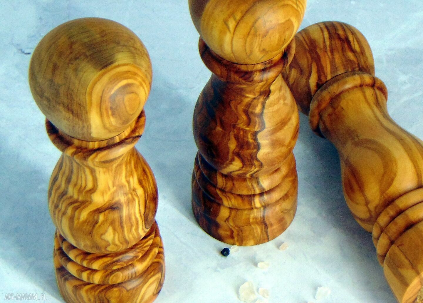 Młynek do pieprzu i soli z drewna oliwnego 16 cm ręcznie robiony