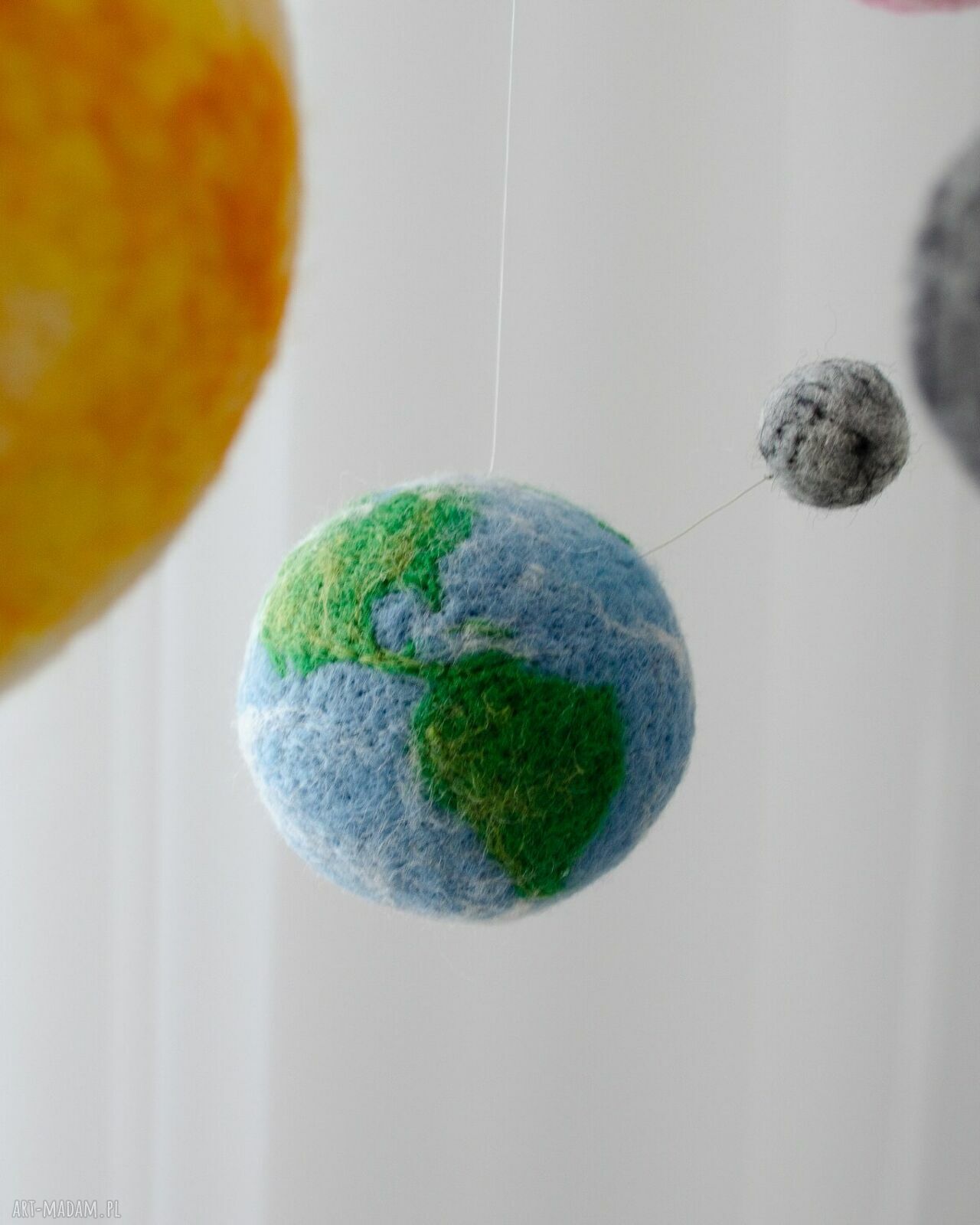 Ręcznie robiony mobil kosmiczny z astronautą i planetami do łóżeczka