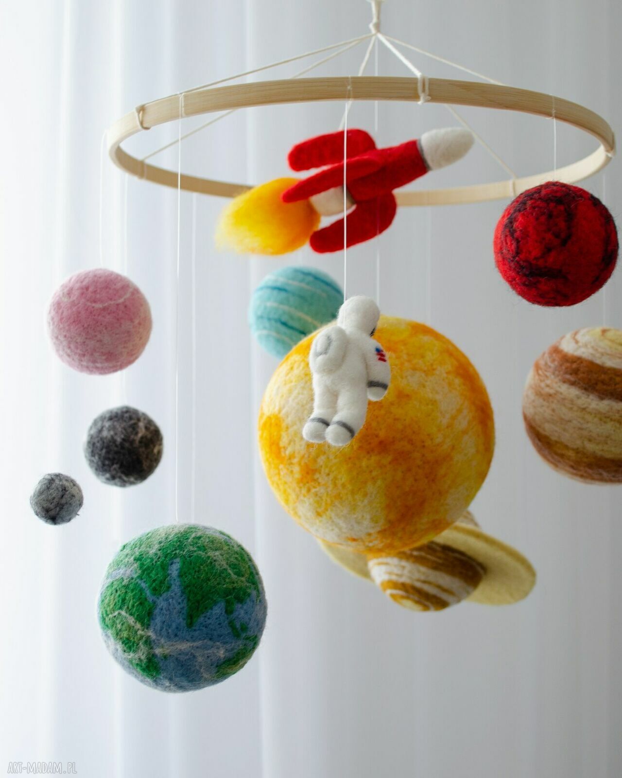 Ręcznie robiony mobil kosmiczny z astronautą i planetami do łóżeczka