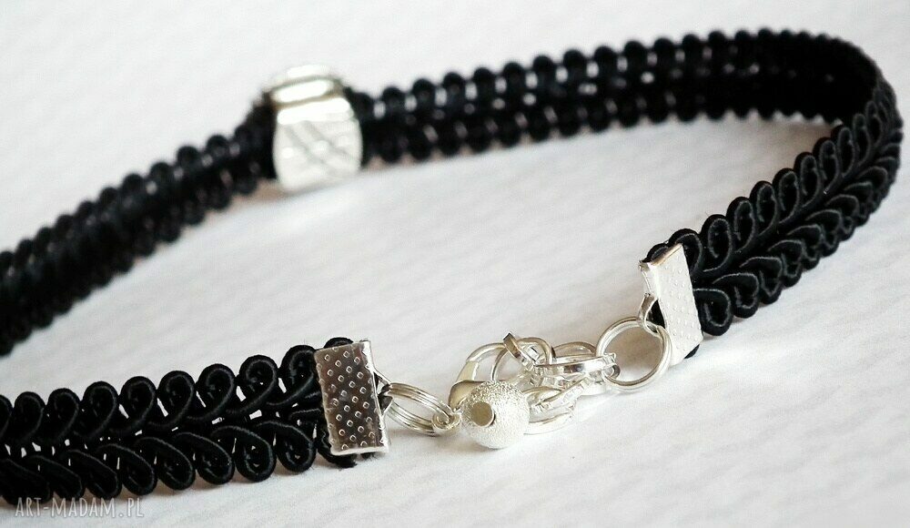 Modny naszyjnik typu choker z ozdobną nakładką WILK