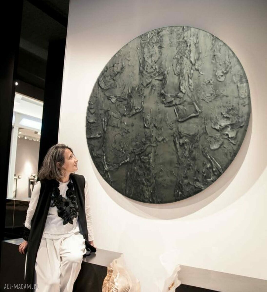 Modny okrągły obraz 80 cm do salonu - rzeźbiona metaliczna dekoracja czarny i złoto