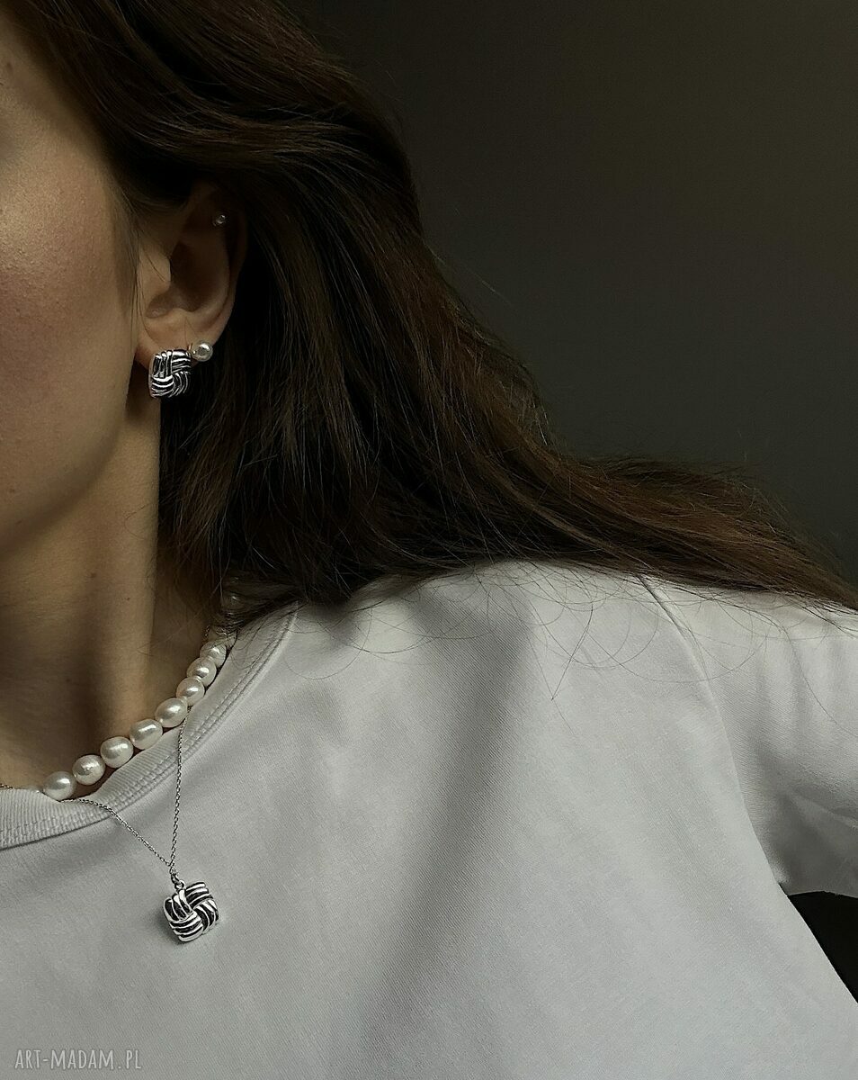 naszyjniki: Srebrny naszyjnik z retro kwadratem hand made